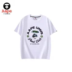 AAPE UNVS環繞字母紅黃迷彩猿人短袖T恤｜白色-正面