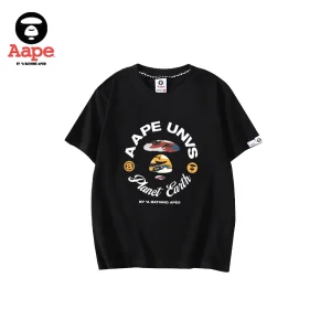 AAPE UNVS環繞字母紅黃迷彩猿人短袖T恤｜黑色-正面