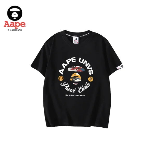 AAPE UNVS環繞字母紅黃迷彩猿人短袖T恤｜黑色-正面