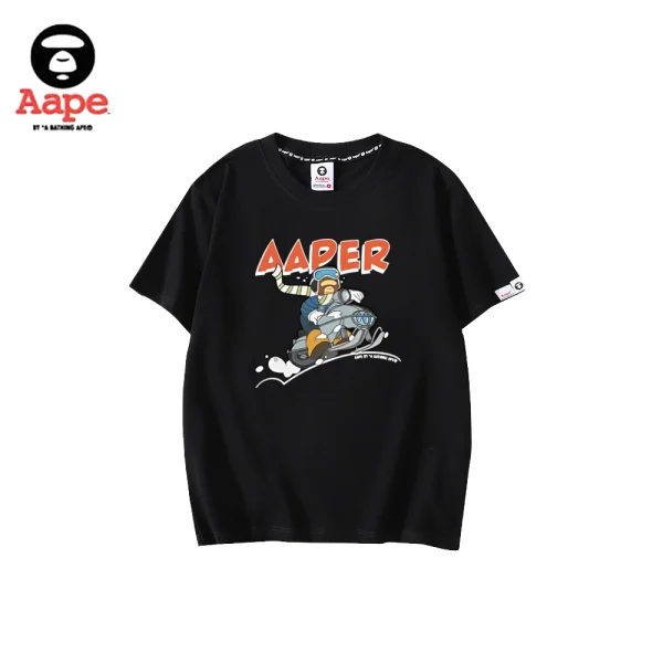 AAPE卡通猿人雪地摩托車印花｜短袖T恤｜黑色-正面