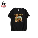 AAPE橘色字母露營插畫｜短袖T恤｜黑色-正面