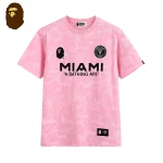 BAPE x Miami 聯名短袖T恤｜93號隊標印花｜粉色-正面