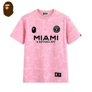 BAPE x Miami 聯名短袖T恤｜93號隊標印花｜粉色-正面